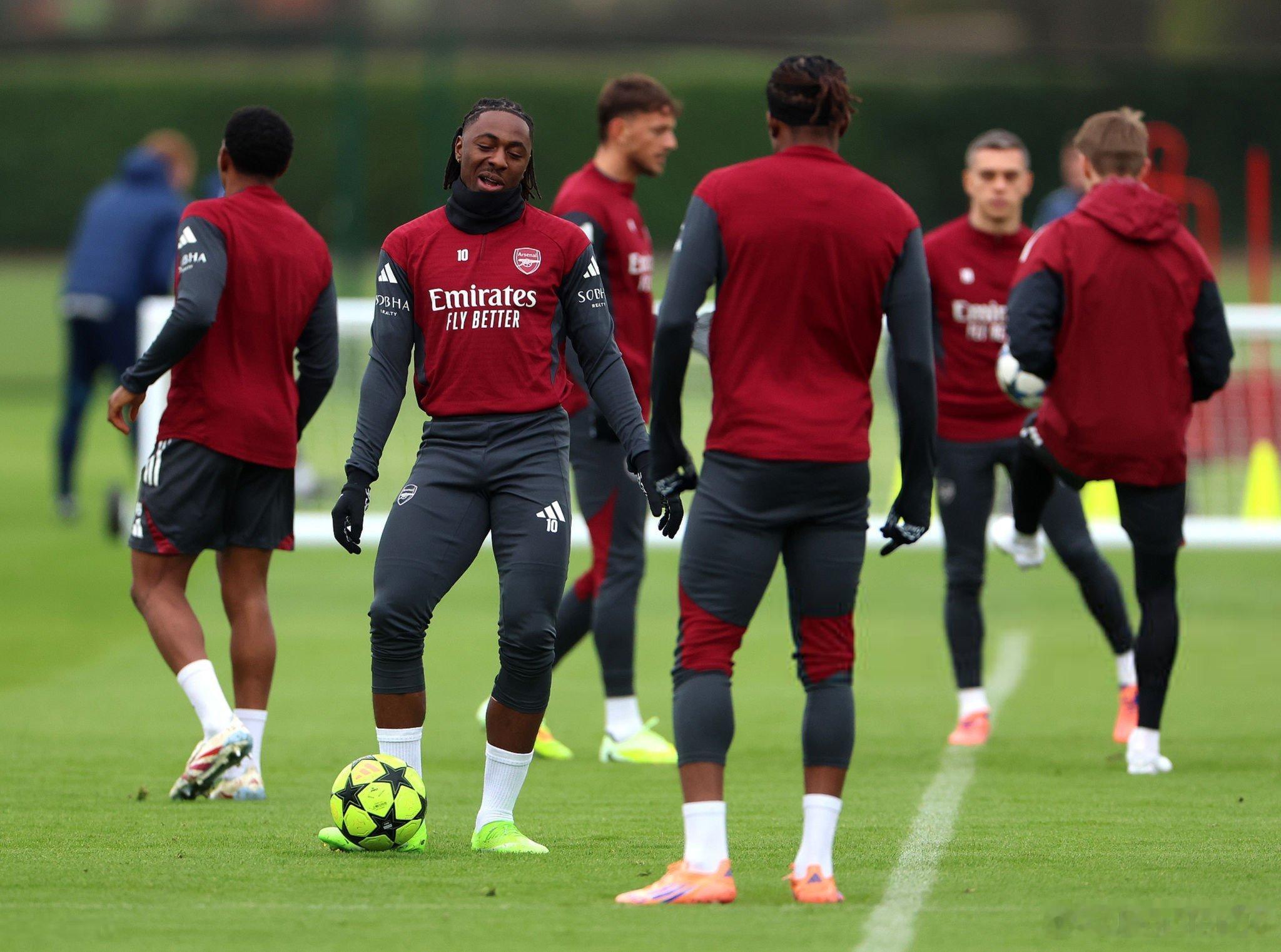 阿森納隊備戰明日對陣拜仁的比賽：加布里埃爾、維克托·哲凱賴什和凱·哈弗茨今天沒有