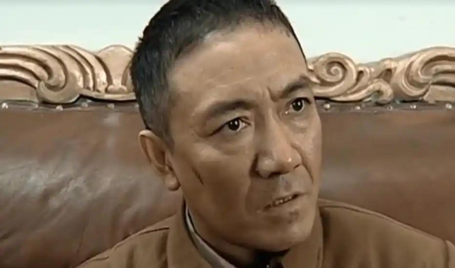 楚云飞把勃朗宁顶在李云龙太阳穴，指缝还夹着半根没燃的哈德门
赵庄冻土地上，两人的