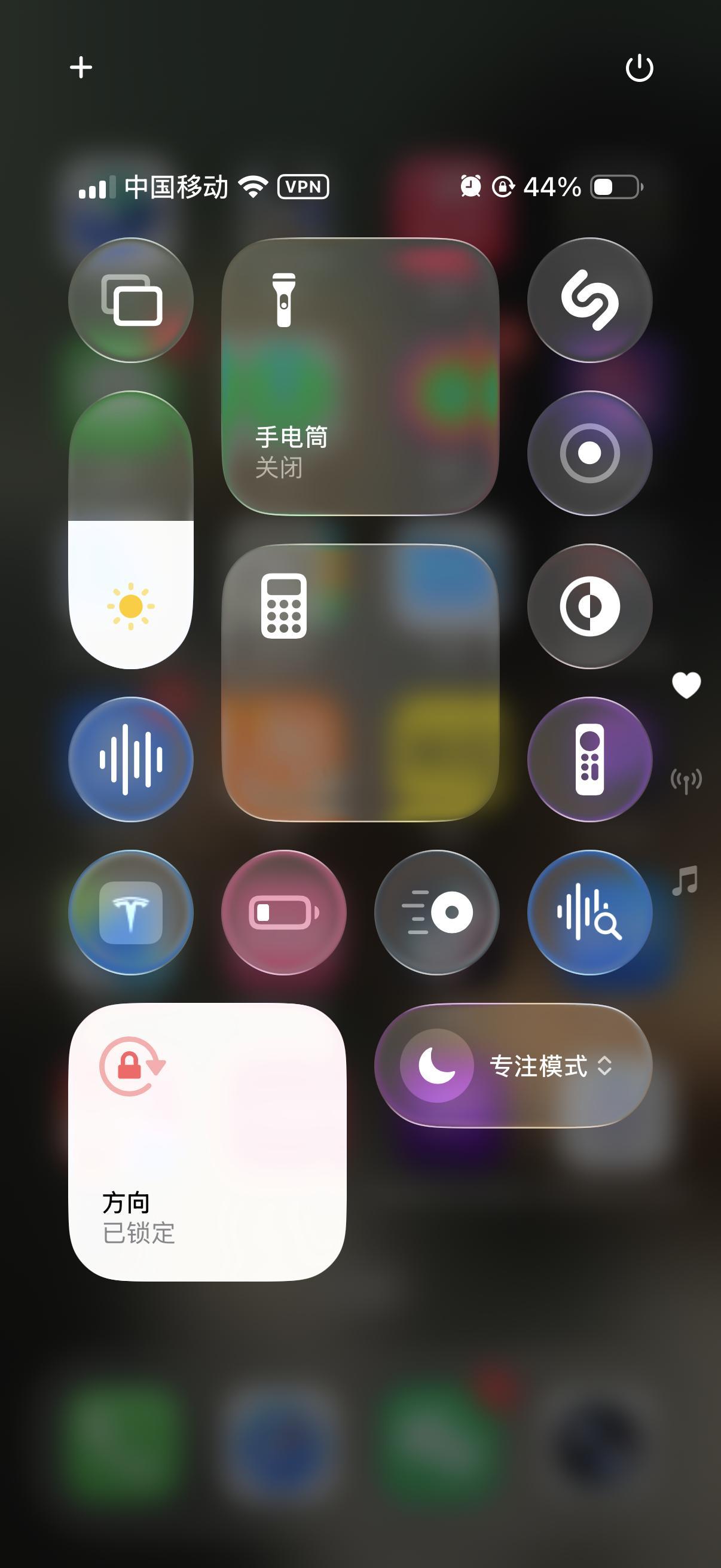 战哥说安卓也要全面跟进液态玻璃了。。。咱就是说能学点好的嘛，苹果这液态玻璃过了大