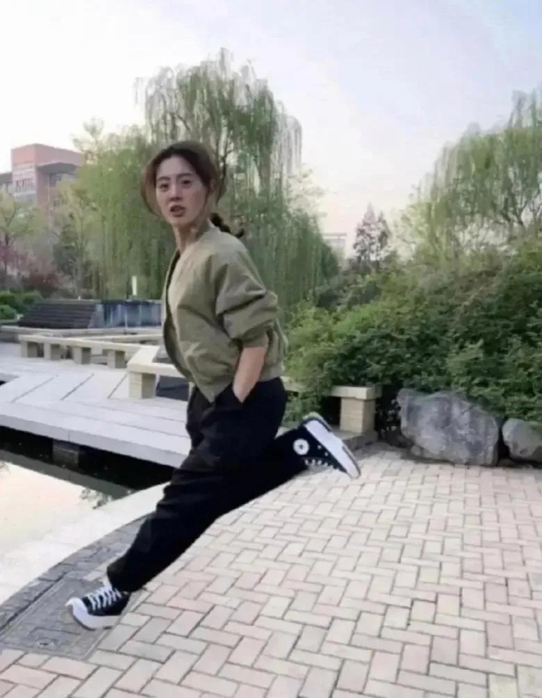 有个男网友愁坏了，

   给女朋友拍了张照片发朋友圈，

   结果所有社交平