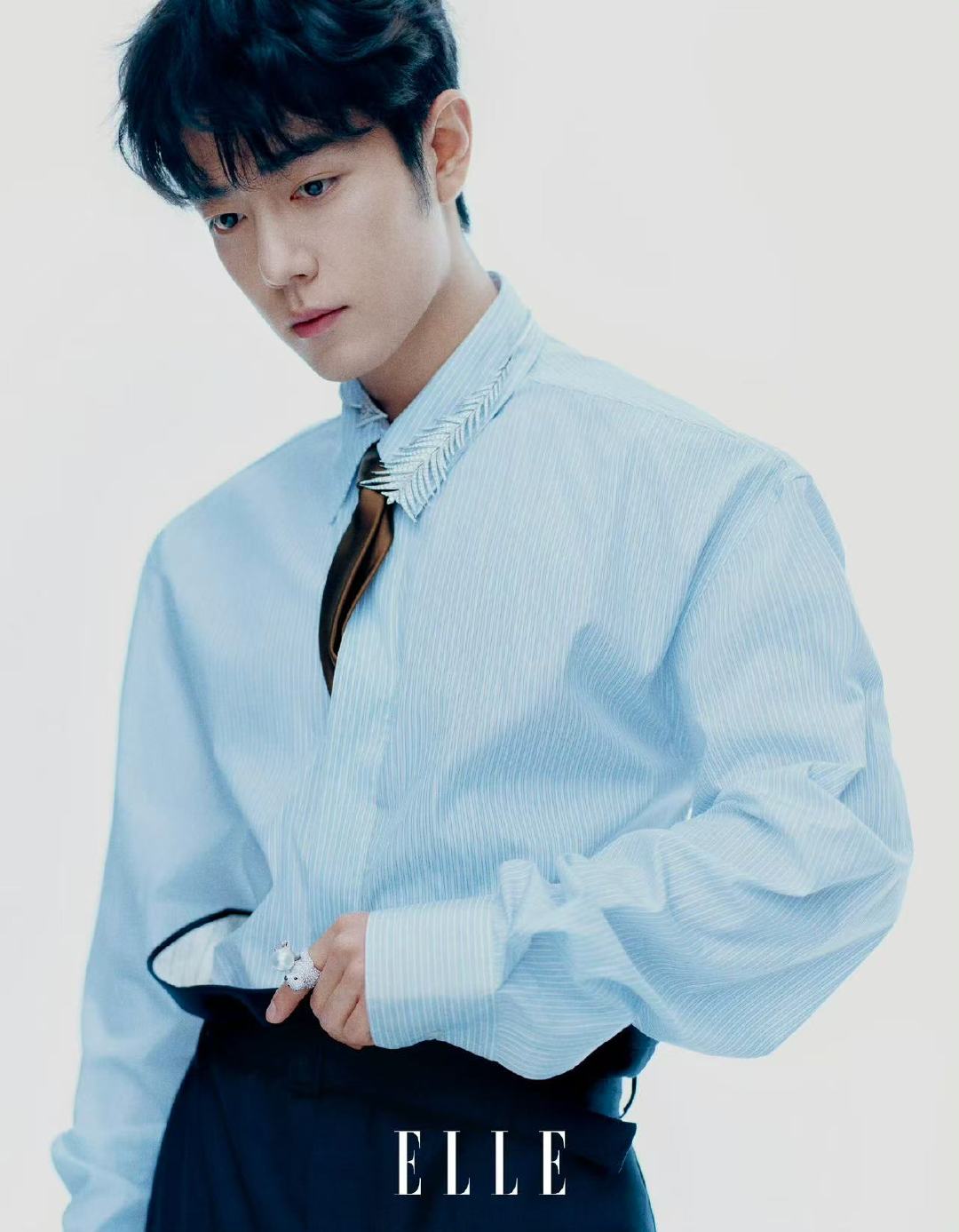 肖战驻足含笑肖战盛典光影间肖战米色西装复古慵懒绅士风度与雅致氛围碰撞，肖战亮相盛