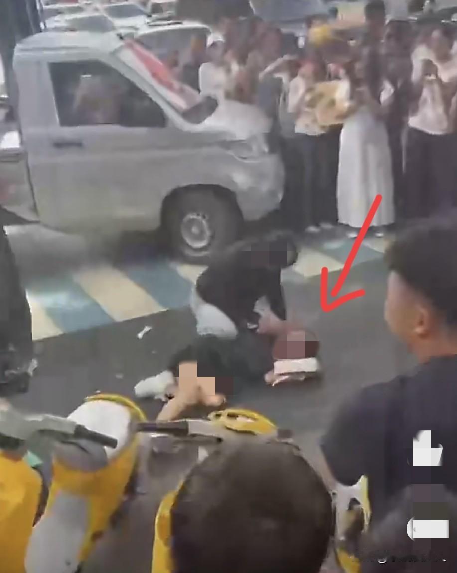 女人何苦为难女人！

河北保定，在闹市区一个大楼前面，一名女子当众殴打另一名女子