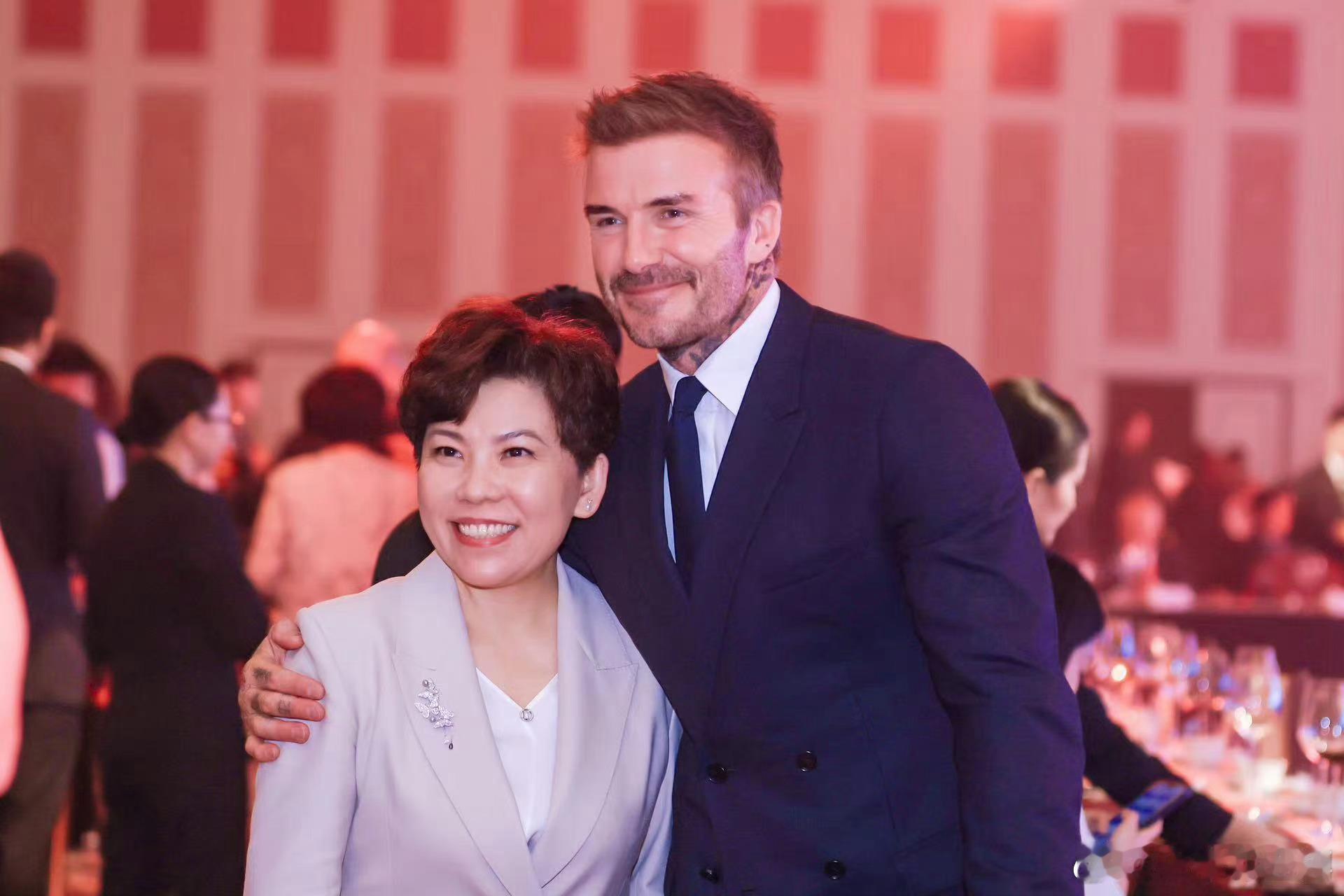 #邓亚萍晒与小贝合影#邓亚萍和贝克汉姆都是不同领域的王者 ​​​
