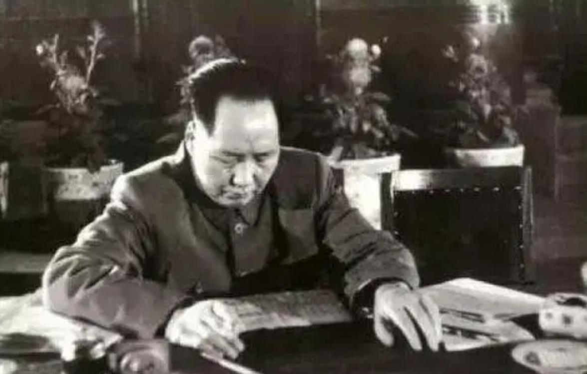 毛主席：“贪污浪费是极大的犯罪。”

那件睡衣被人反复提起，不是因为它旧得稀奇。