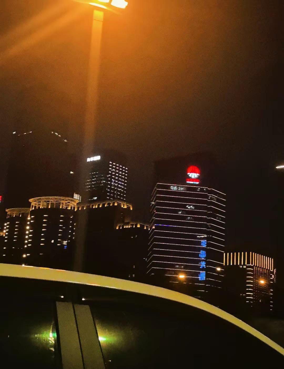 人有时候啊 石头扔过来不吭声 糖递过来却红了眼眶 盔甲不怕刀剑 就怕有人问你累不