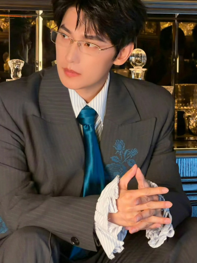 杨洋[超话] 生日快乐 祝新岁自在从容，所行皆坦途，好戏不断，万事顺意。 ​​​