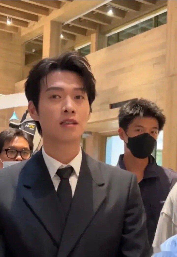 #魏大勋帅得以为是孟宴臣来了#魏大勋的活动现场生图来了！没有佩戴金丝眼镜的他依然