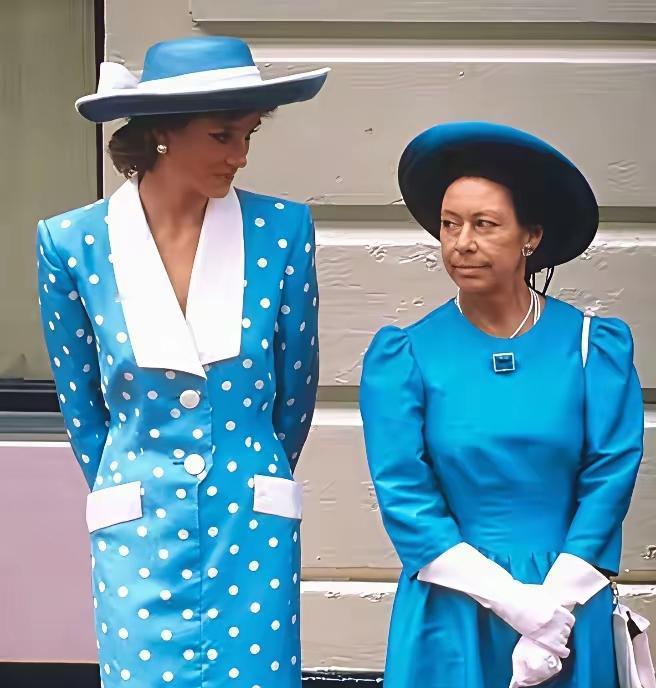 一对比，就知王妃和公主的区别了！
看戴安娜和玛格丽特公主，就知一二了！
一个是被