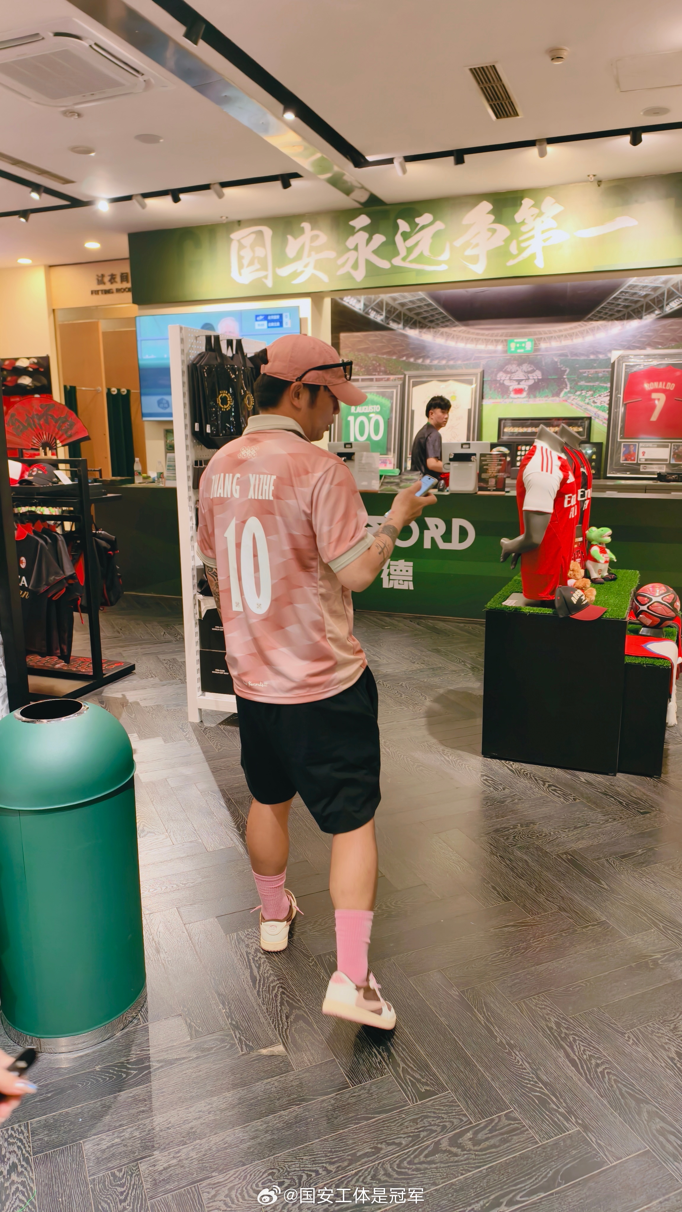 张稀哲现在来旗舰店了，今天要体验当店员[酷]北京国安[超话] ​​​