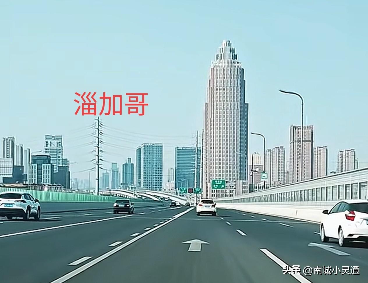 淄博的春天太美了，不愧是公园城市。我们一起来看看淄博春天的道路有多美。
无论白天