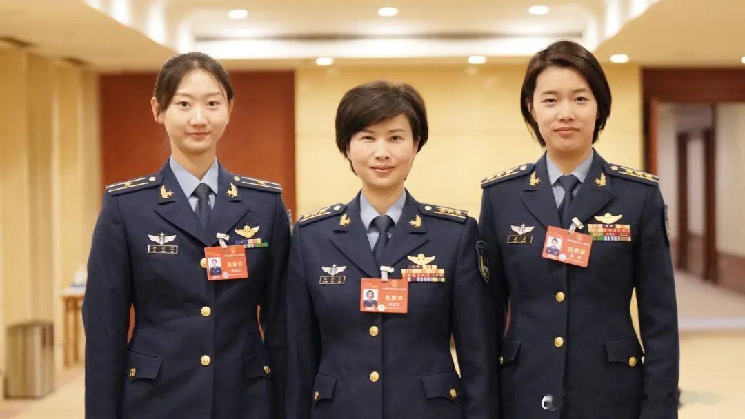 2024年3月飞行员陈金兰（中）、张潇（右）、李宛芯（左）在解放军和武警部队代表