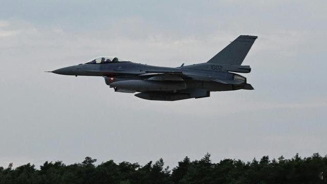 凤凰新闻【中美战机在黄海发生激烈对峙，到底是什么情况？】中美战机在黄海发生激烈对