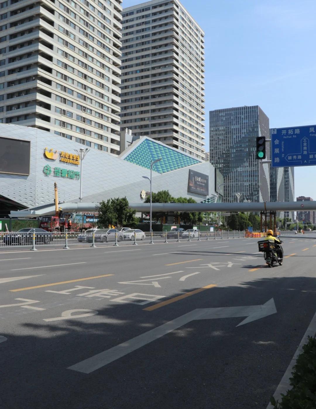 高新万达过街天桥最新进展
过街天桥横跨工业南路，连接了万达广场和中垠广场，目前主