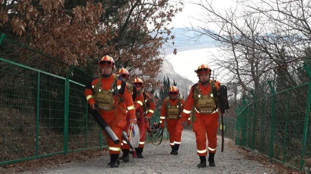 在距烟台市区9.5公里的崆峒岛上，千余名建设者正在一砖一瓦铺就城市发展新画卷。与