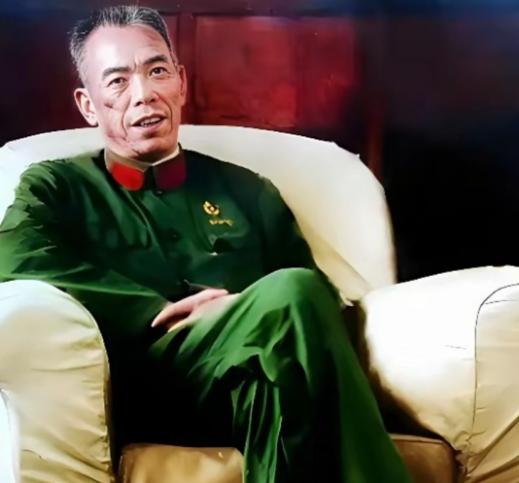 1981年，68岁的梁兴初坐在老旧木椅上，目光死死盯着纸上“恢复大军区正职待遇”