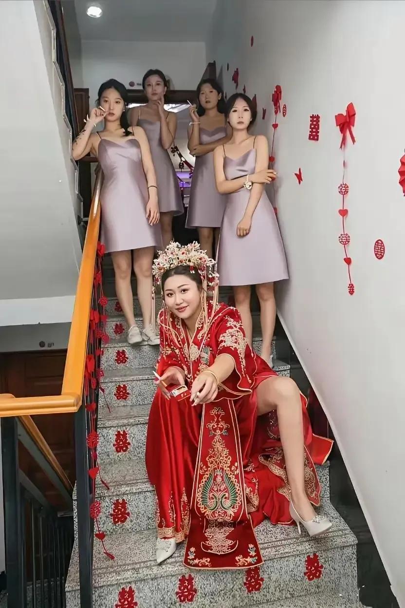 这位新娘和她的伴娘真是太厉害了！[笑哭][笑哭] 他们的表现让人忍俊不禁，实在是