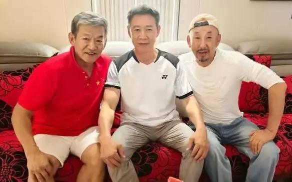 这张三人合照，我只认出了C位沉健结实、丰神俊逸的张丰毅，左侧穿着红色T恤、气色盈