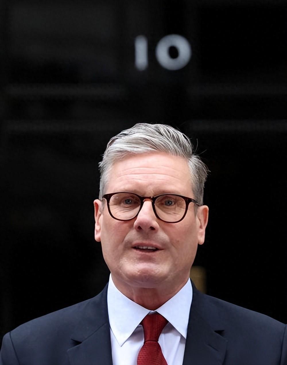 英国首相斯塔默坐在办公室里，面前摊着厚厚的选举结果报告，每一页都写着同一个词：惨