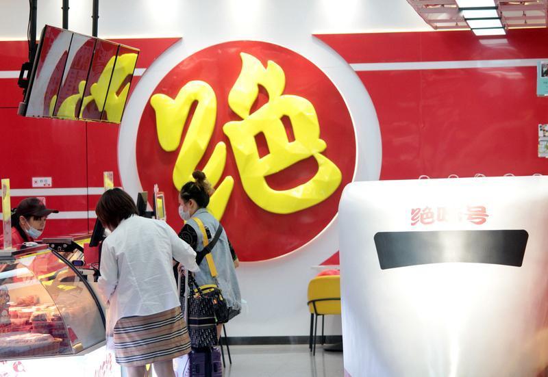 绝味鸭脖这次真栽大跟头了！一年半关了超4000家店，还迎来上市后首次年度亏损。以