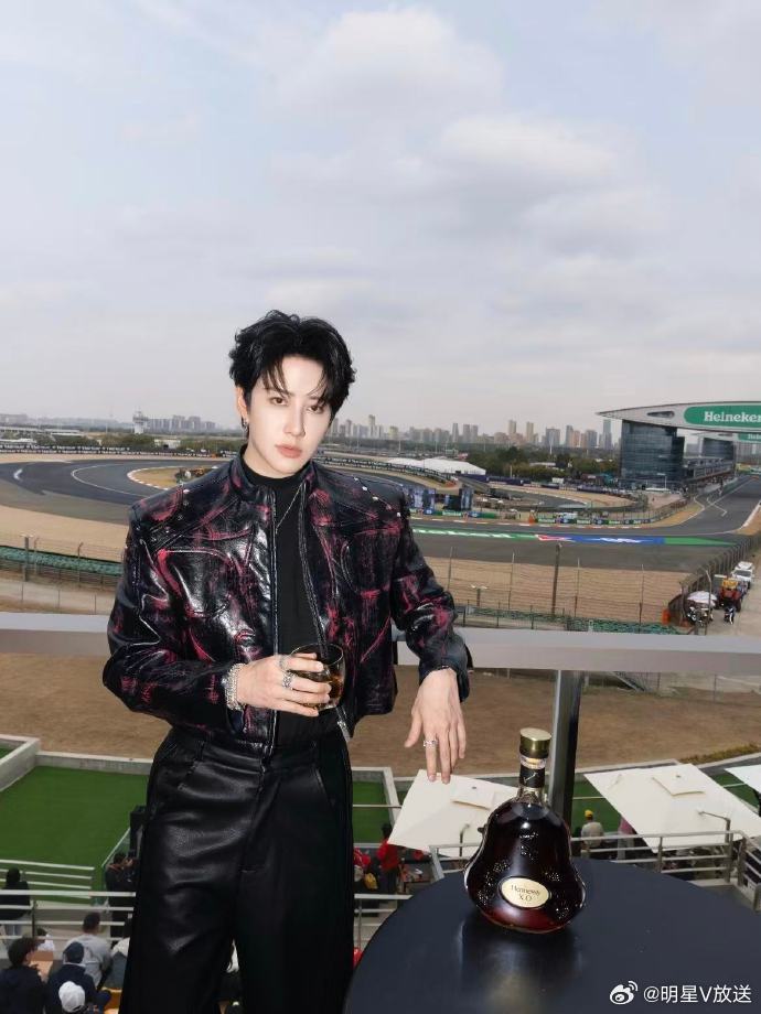 Mike陈哲远同框 今日发布和的合照，这波梦幻联动对我眼镜太友好啦！ 