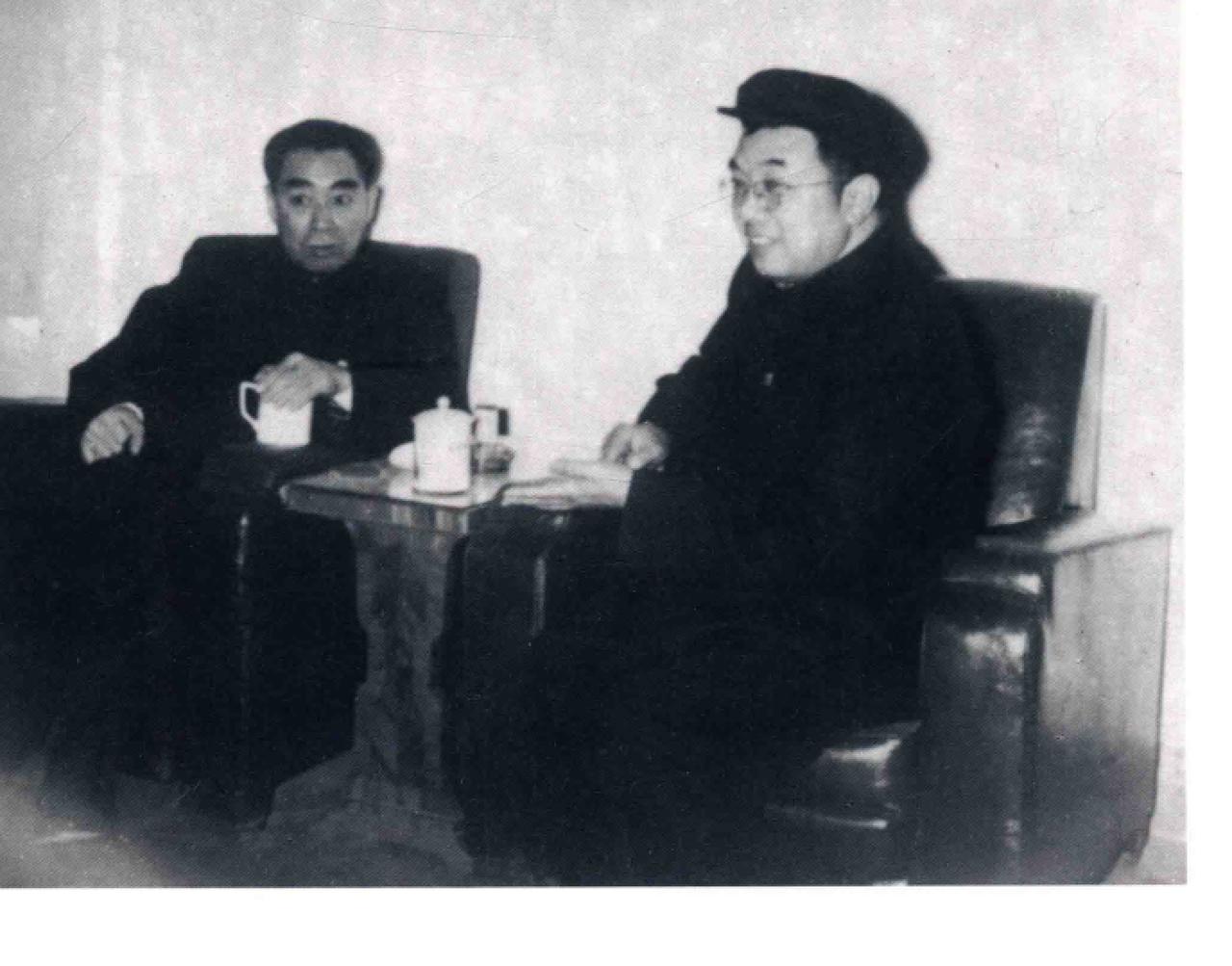 1958年1月5-6日，周恩来总理来到安徽视察。同安徽省委第一书记曾希圣同志亲切