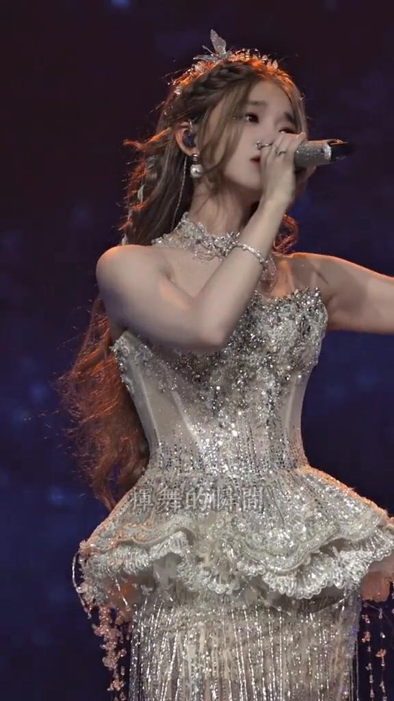 喝不完忘情水，不让你如烟。前座再怀恋，望剑如面。挥舞的瞬间，别再闭上眼。错过惊世