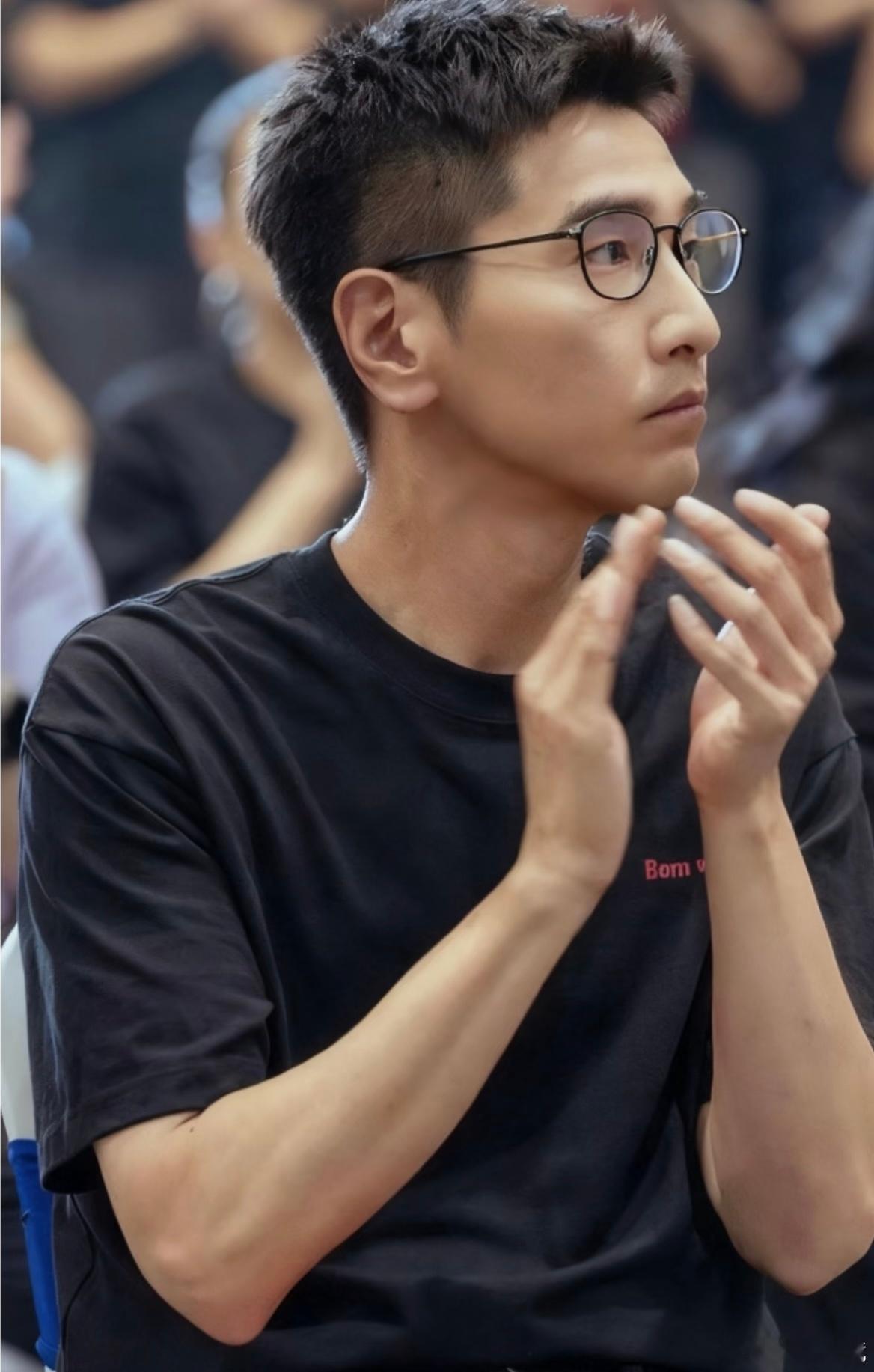 赵又廷比问心1沧桑好多也正常吧 人家都42了岁月留下一点痕迹也正常赵又廷