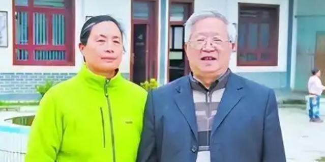 躺在病床上的老人已形销骨立，衣衫难掩身上洗不去的尘土。匆匆赶来的子女在推门的那刻
