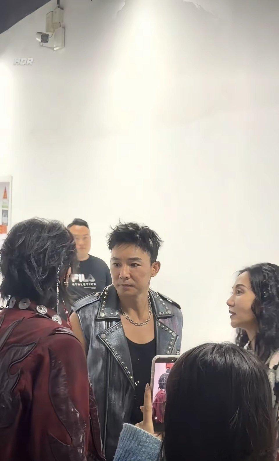 朱丹、阿朵、刘畊宏后台安慰陈若轩！陈若轩因为在《披荆斩棘2026》二公舞台发挥失