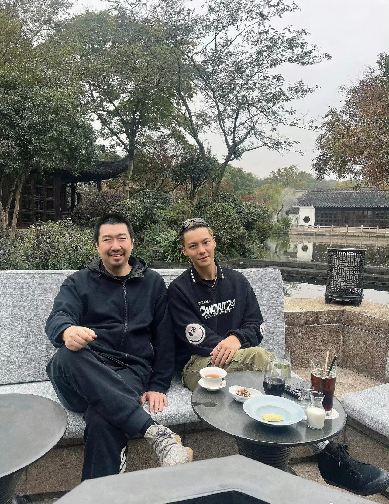 照片中的两位，大家面熟吗？估计右边的大帅哥大家肯定都认识。他就是香港著名80后艺