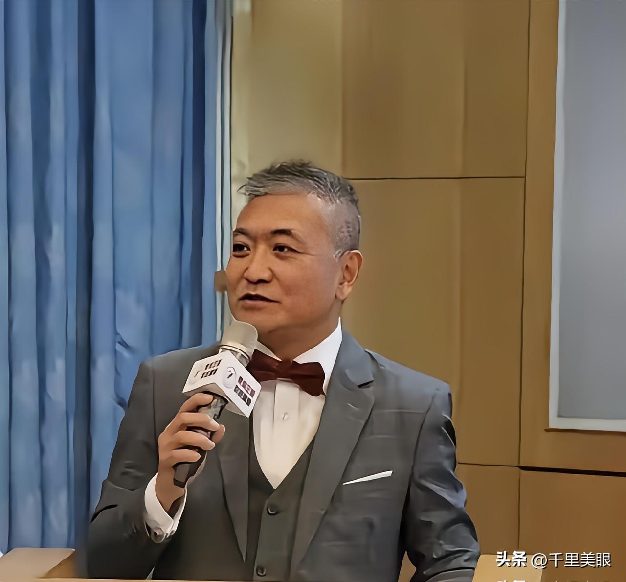 看过张亚中办公室主任何启圣在视频中几次发言，思维清晰，口才辩诘能力超强。

但这