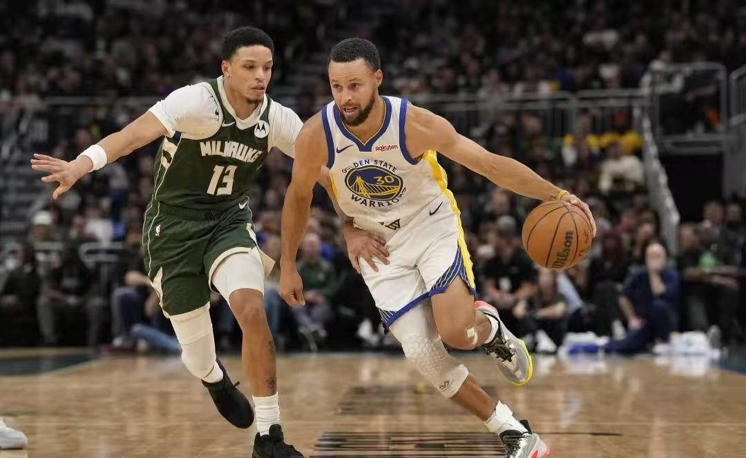 比赛伊始，勇士队便显得准备不足。面对没有字母哥的雄鹿，防守轮转屡屡慢半拍，让对手