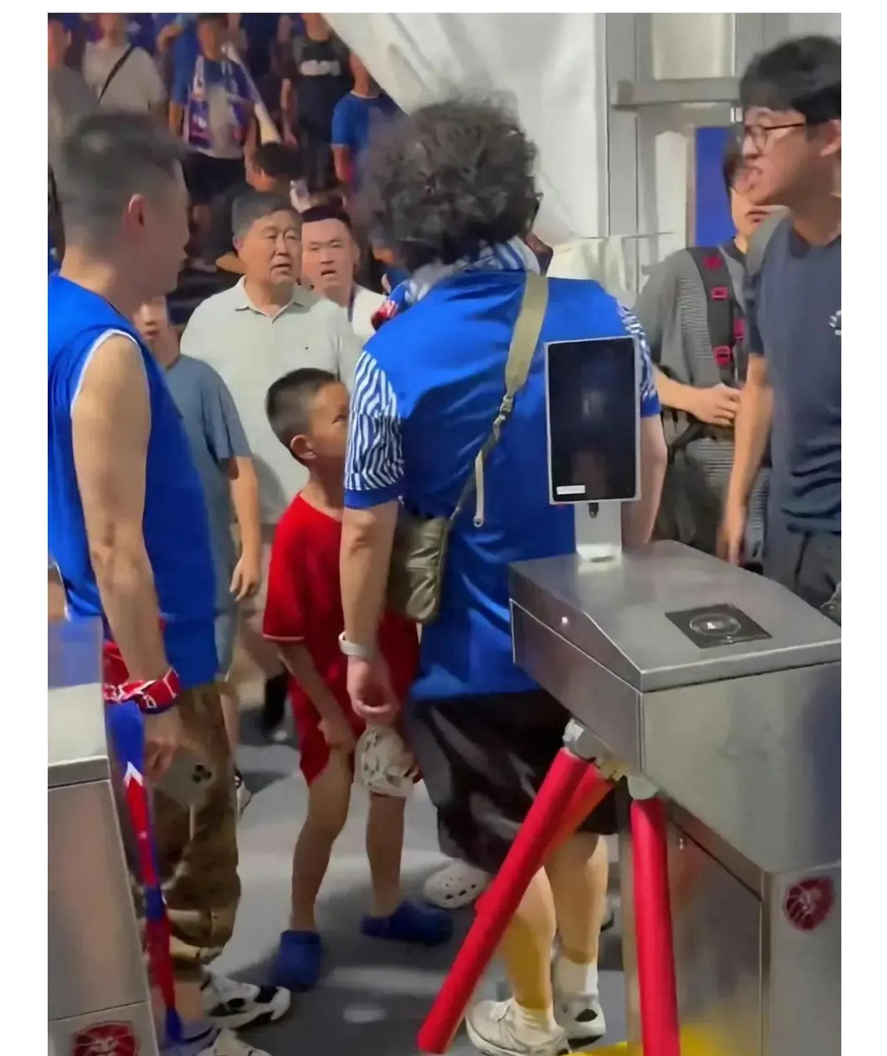8月18日夜，主持人韩乔生，在一个社交平台发文："首先是中国人然后才是球迷，围着