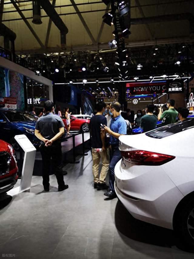 巴黎车展老外卷尺量中国车，中国车还差什么？