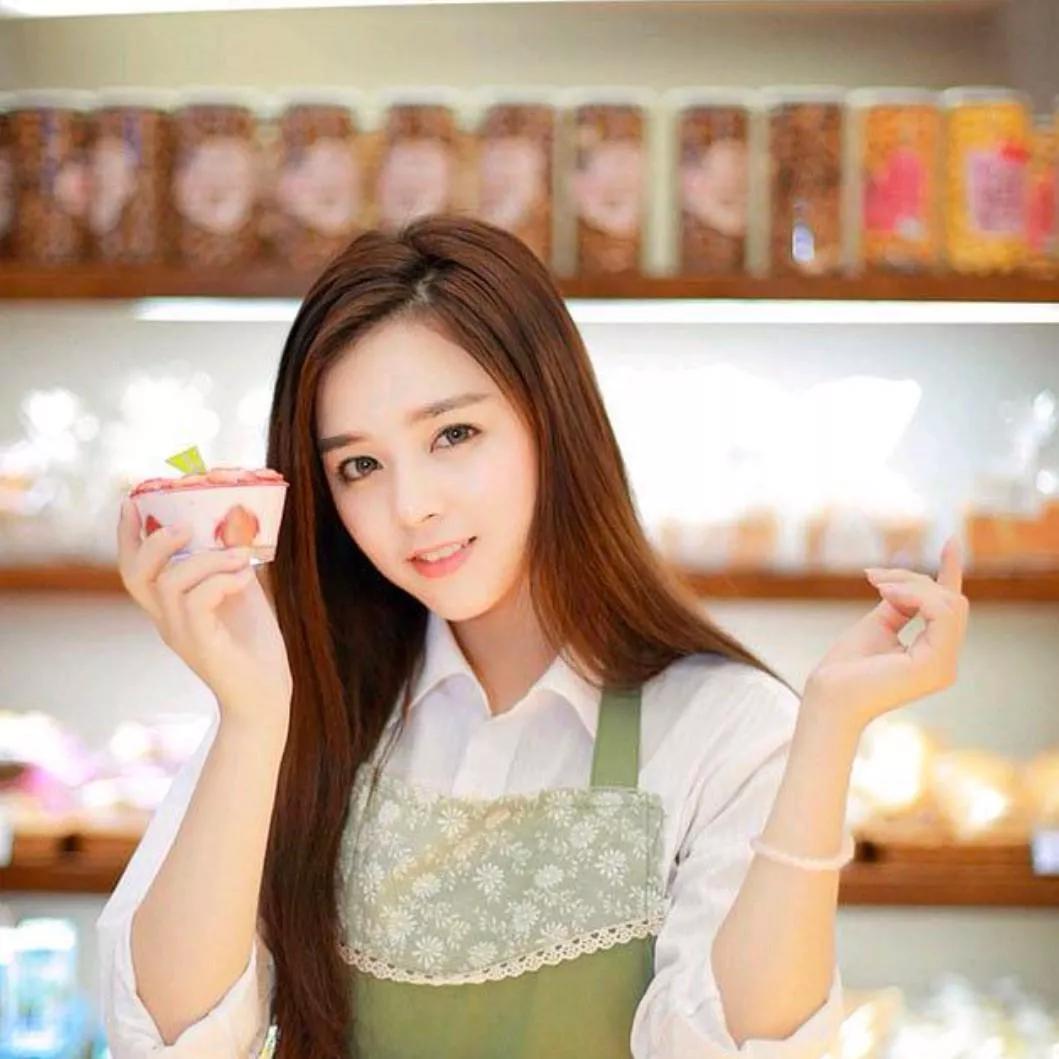 甜美少女在甜品店享受美味的冰淇淋🍦甜品的满足感 心动的冰淇淋 治愈系冰冰淇淋 