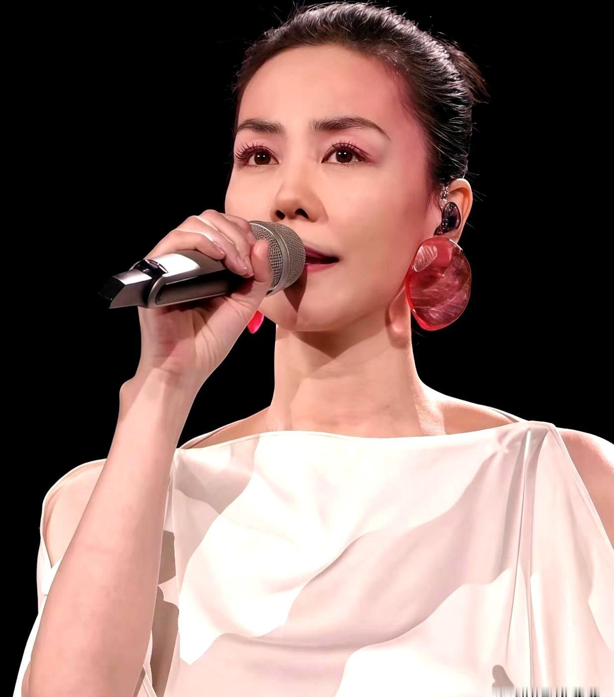 看到天后近照，说实话有点惊到了。
这才一年功夫，岁月痕迹就这么明显，连顶尖明星都