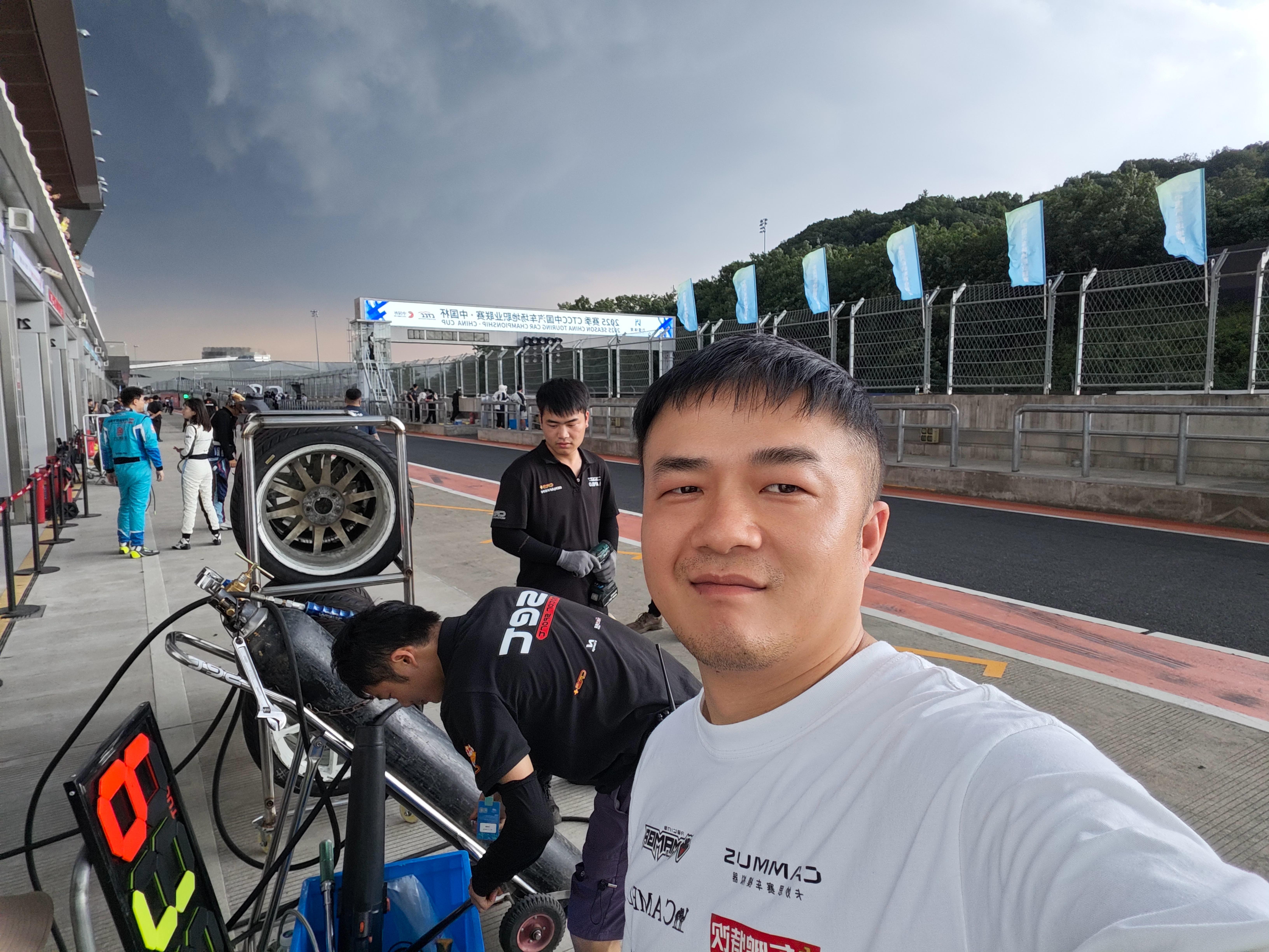 又下雨了，一会儿第二场正赛，百分百得雨战了……[允悲]  ​​​
