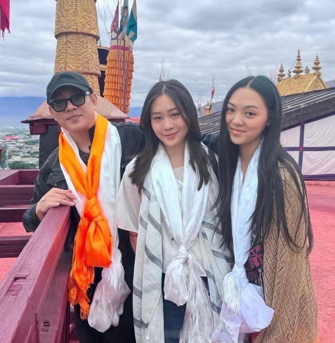 李连杰 我女儿生下来就是享福的 羡慕这两个字我已经说累了！李连杰看女儿永远带着欣