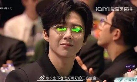 刘宇宁绿光眼镜 完全无法想象普通的绿光眼镜也能够被刘宇宁带出不一样的时尚感，他就