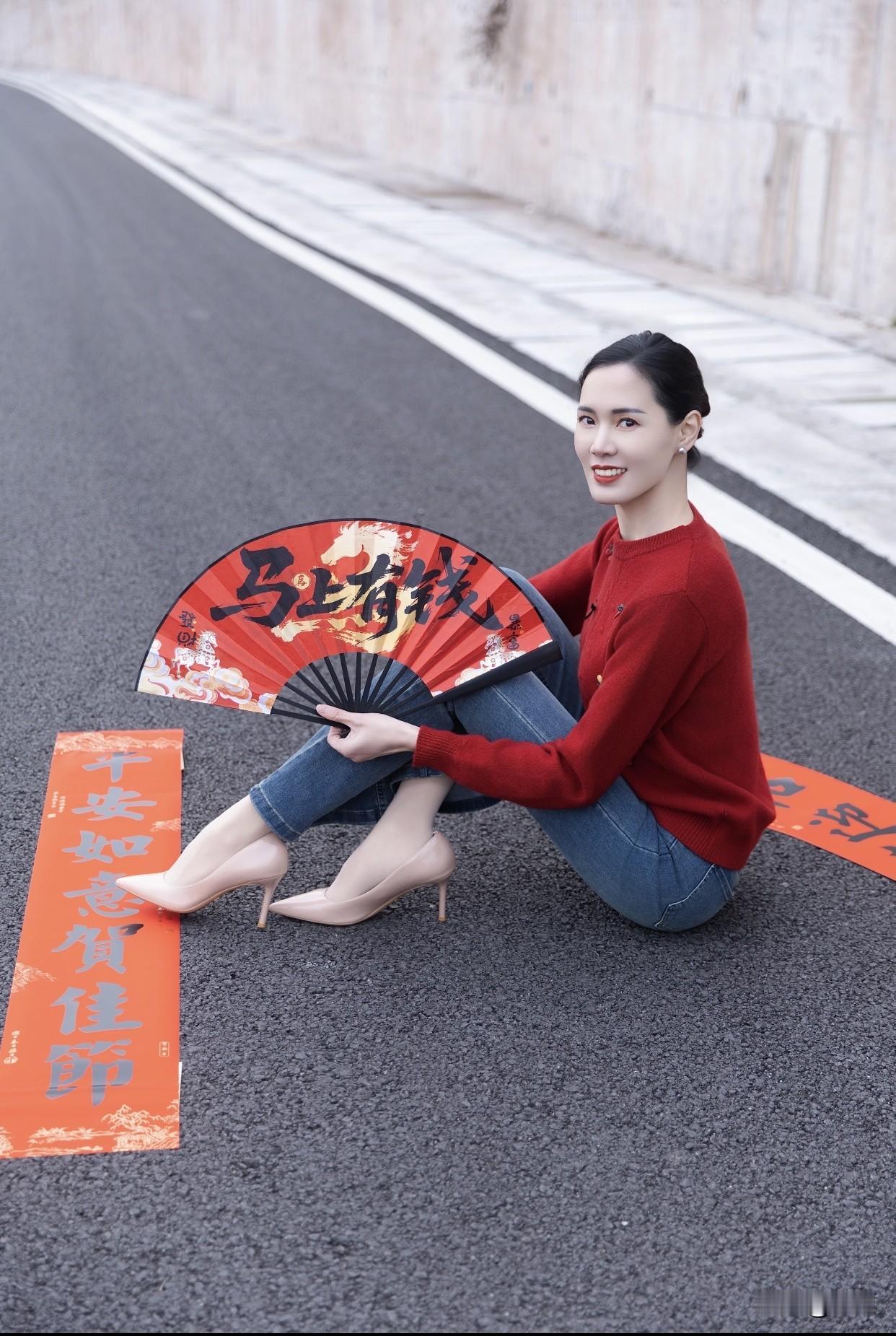 像正红色针织衫配黑色直筒牛仔裤，简约又显气色，走亲访友很得体。偏爱温柔风，低调又