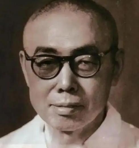 1968年的深冬，那位把一生都谱写进国歌里的铁骨硬汉，在一个连真实姓名都被抹去的