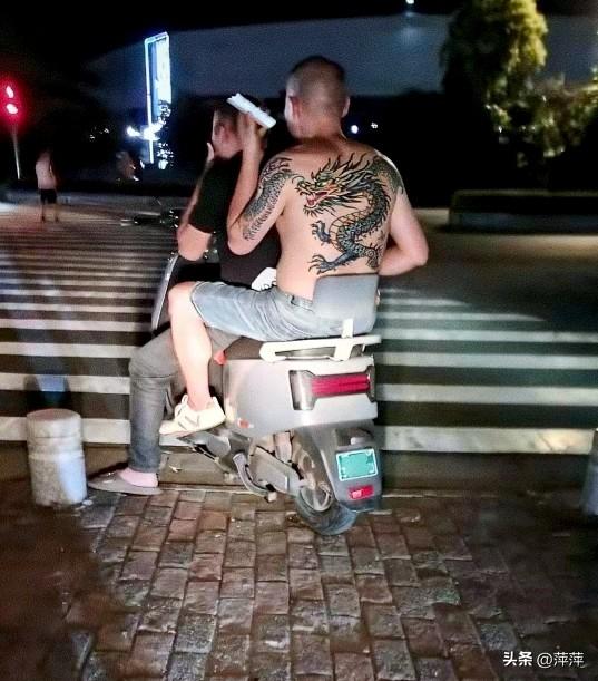 初秋的夜晚凉飕飕的，大个也不怕感冒了！