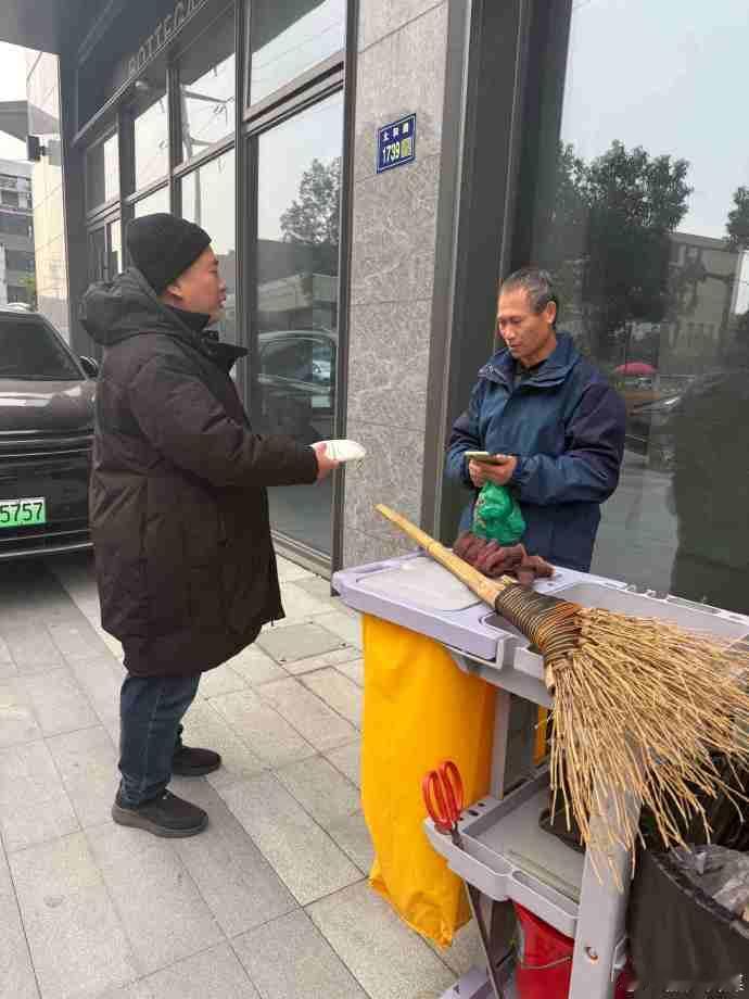 台州志愿者现烤爱心面包驱散冬日寒意 春雨公益携手社区送温情！热气腾腾的爱心面包，