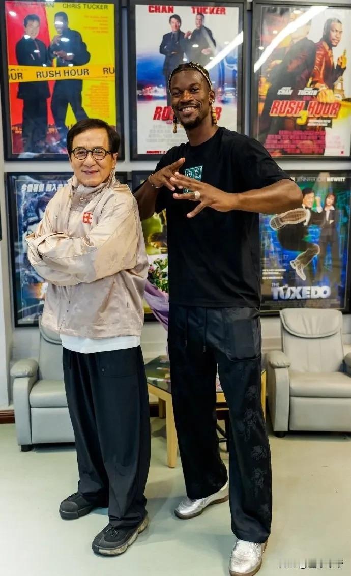 文体两开花，巴特勒中国行和成龙大哥一起互动!

近日勇士球星巴特勒来到了中国进行