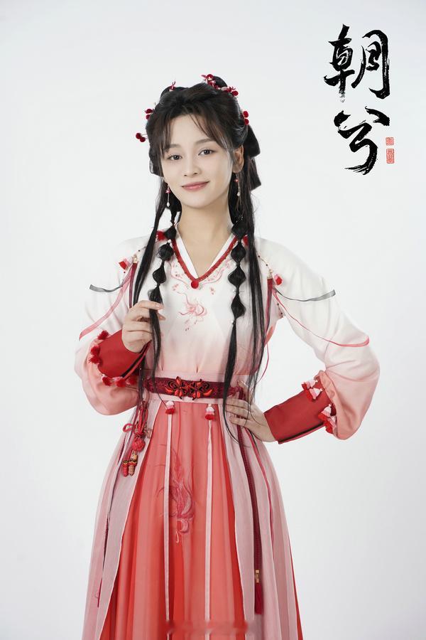 奇幻网剧《朝兮》横店开机 王一菲高梓添演绎人妖虐恋  4月22日，由北京乐豆世纪