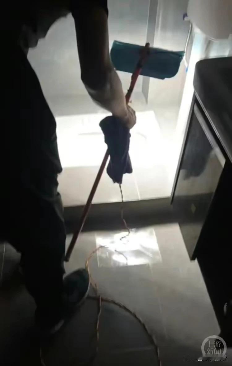 近日，江西上饶“提灯定损”事件持续发酵，网友们对于房东的行为表示愤慨，此外，更有