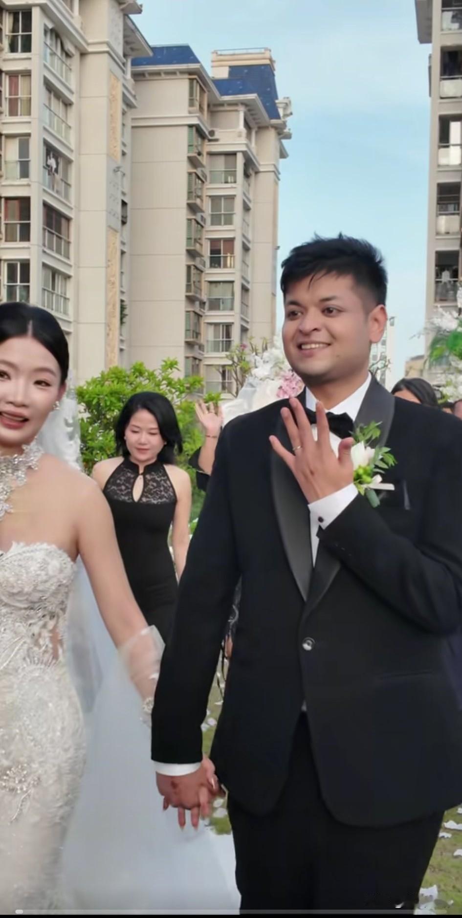 潮汕励志女嫁给了印度小伙，婚礼还是在中国举办的，现场的美女如云，看得出来是个富裕