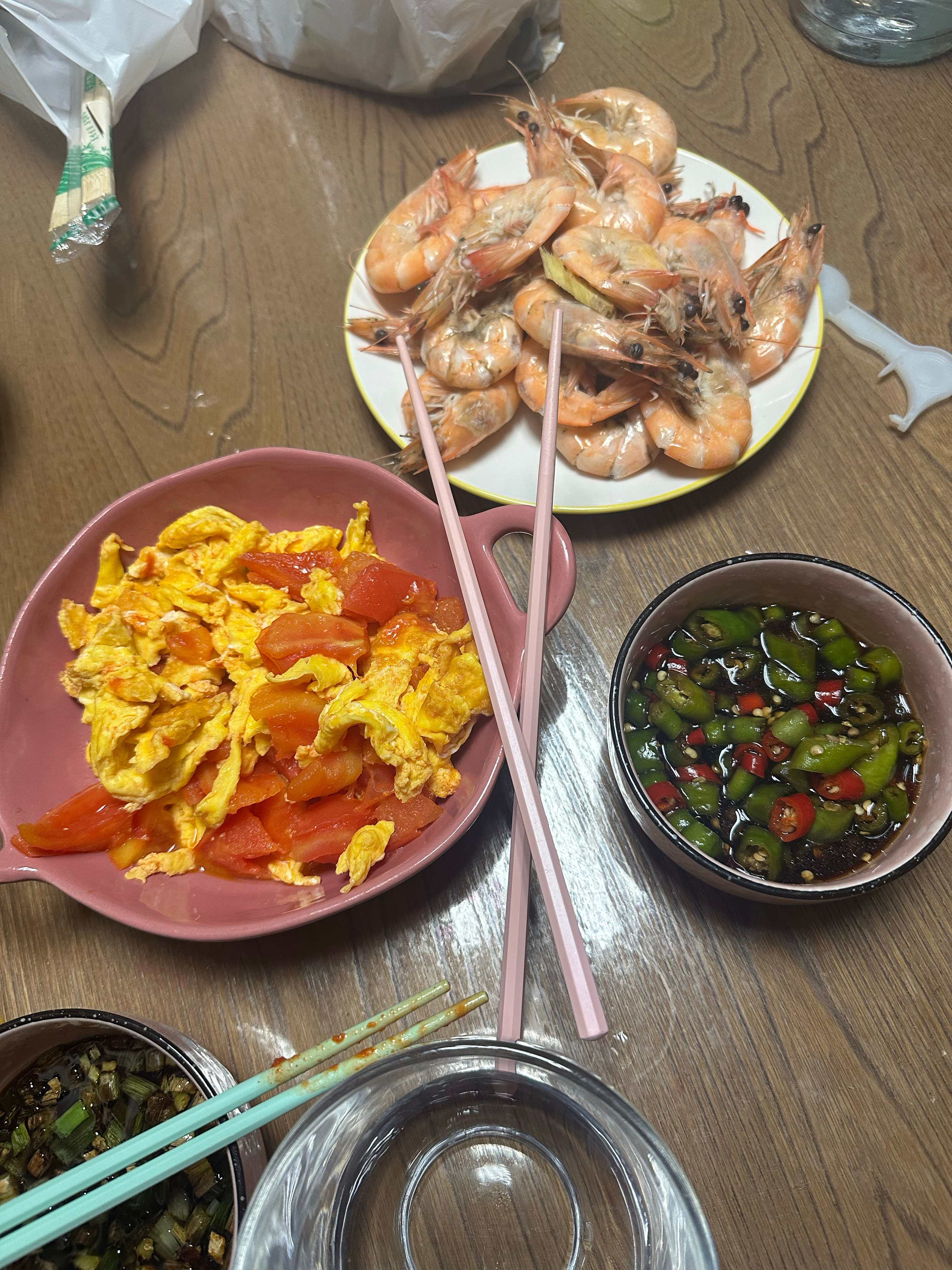 今天中午做饭了 简单煮了个虾 炒了个番茄鸡蛋 还有昨天的凉拌辣椒 凯哥旁边饭店买