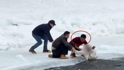 当日18时23分，新疆日报记者联系到此次救援的核心施救者邓子龙。他是乌鲁木齐一家