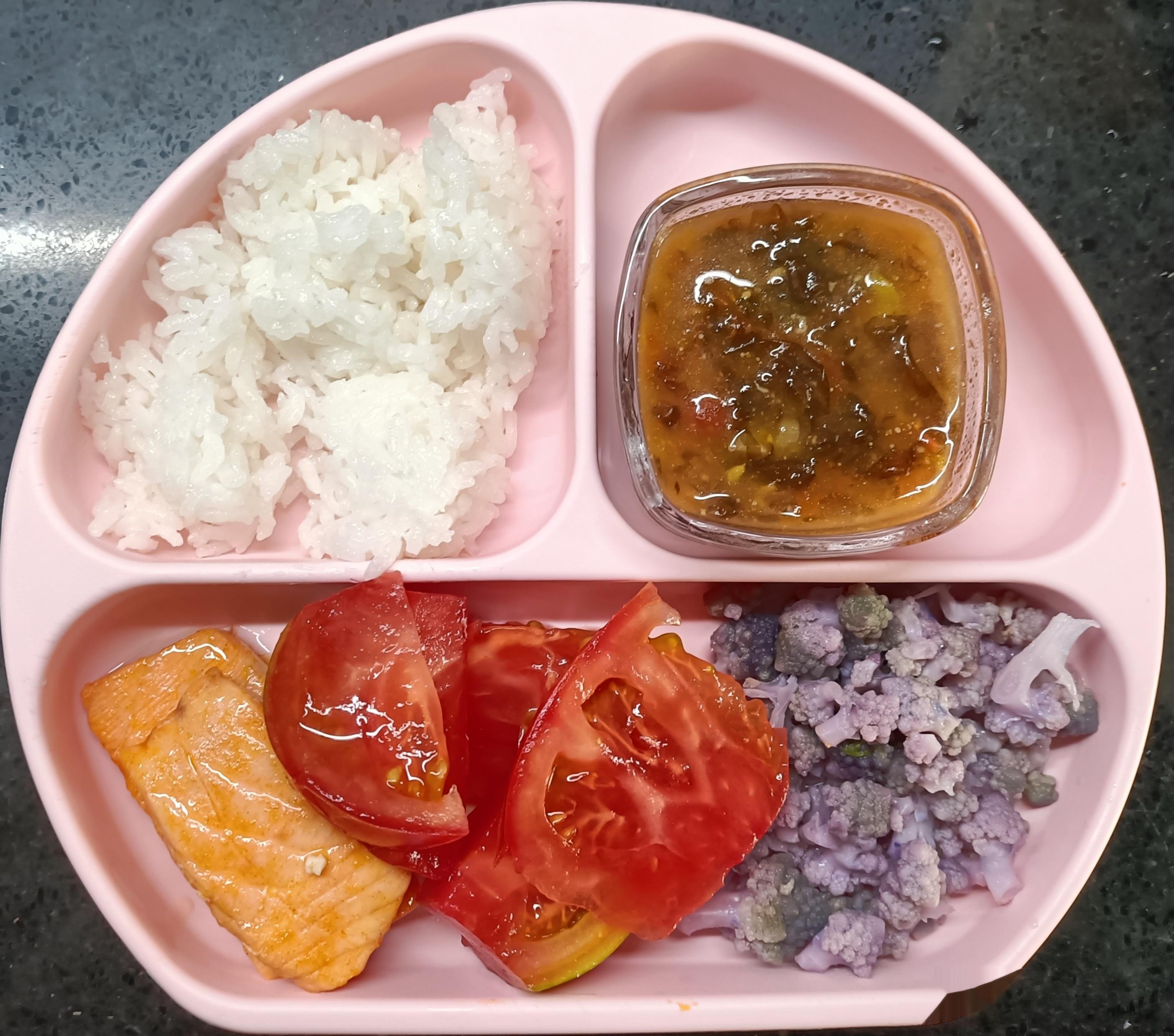 #糖糖的饭饭##科学育儿营养护航# 昨天午餐：米饭，香煎三文鱼，焯拌紫菜花(尽管